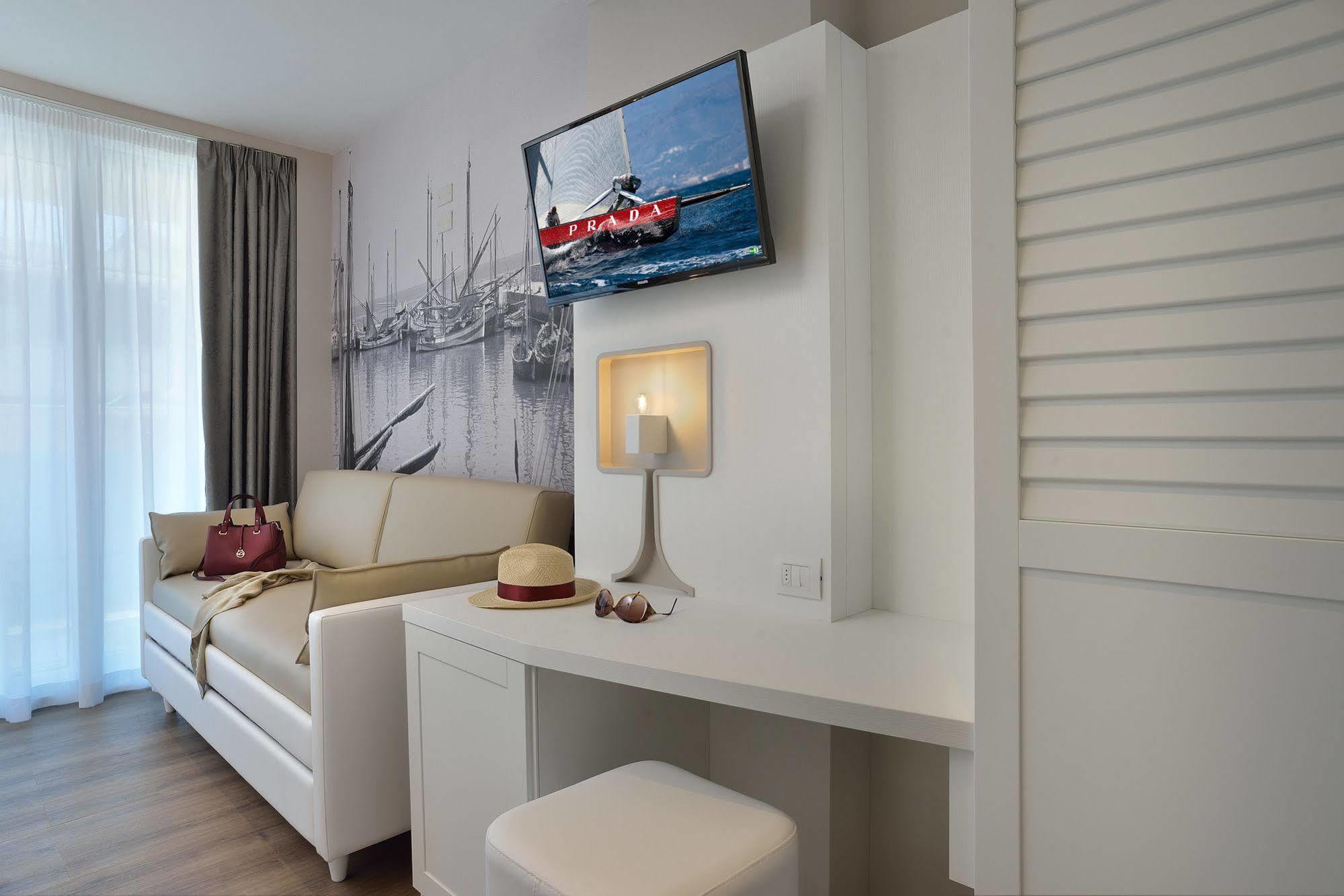 Embassy Hotel & Spa Cattolica Exteriör bild